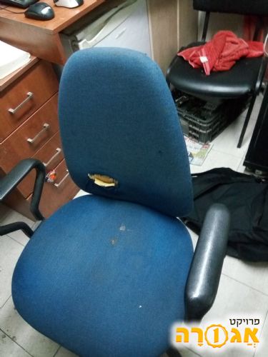 כיסא חצי שבור