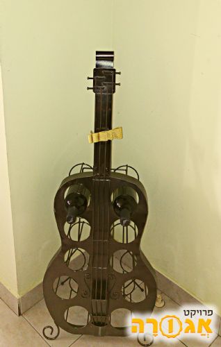 מעמד יין בצורת גיטרה