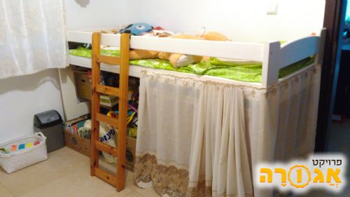 מיטת ילדים גבוהה עם איחסון מתחת
