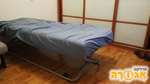 מיטת יחיד עם מזרון