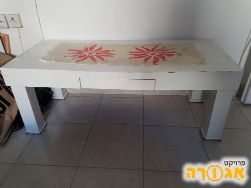 שולחן לבן גודל 1.15 על 0.5 מטר
