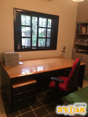 שולחן כתיבה, ארונית מגירות וכיסא מנהלים