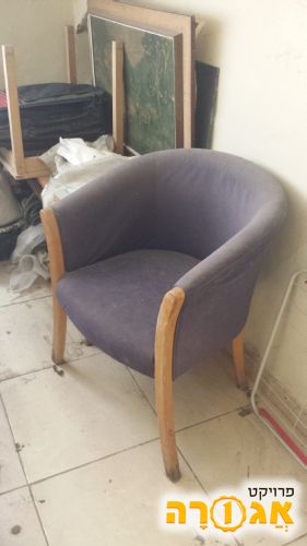 כיסא כחול מאובק