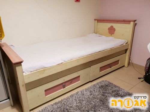 מיטת ילדה מעץ מלא נפתחת כולל מזרנים