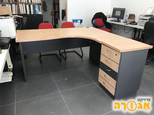שולחן משרדי עם מגירות ושני כיסאות