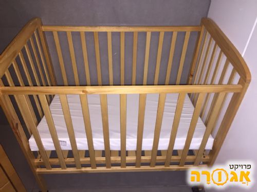 מיטת תינוק ושידה