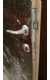 דלת כניסה מעץ עם מנעול חדש ומפתחות