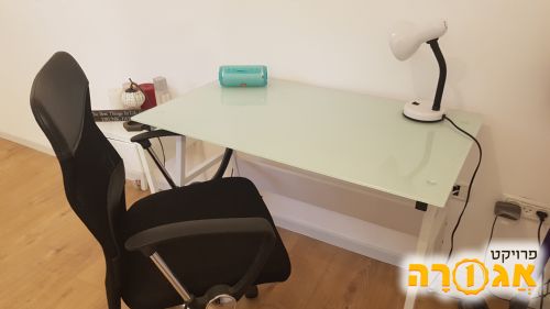 שולחן כתיבה וכיסא מחשב