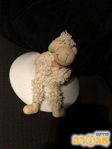 בובת כבשה יושבת
