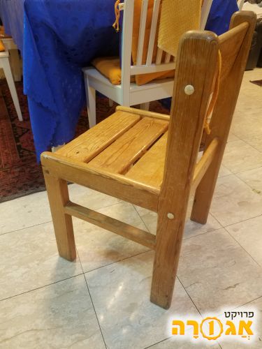 כסא מעץ