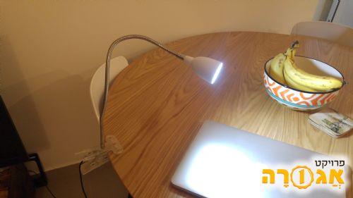 מנורת שולחן עם קליפס