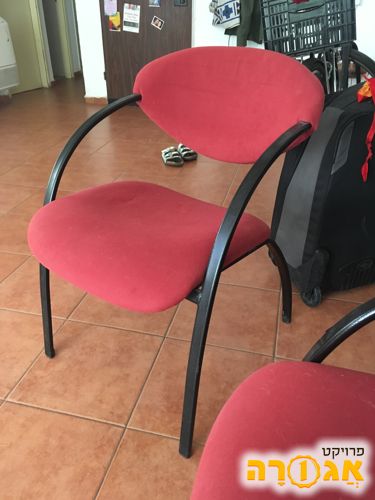 שני כסאות משרדיים אדומים