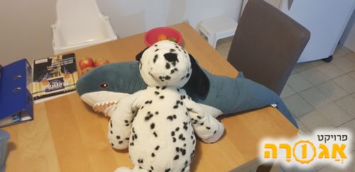 שתי בובות של כריש וכלב
