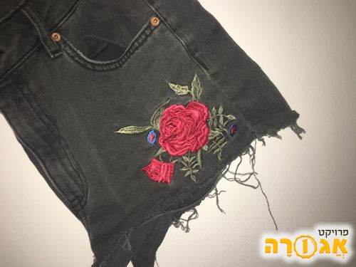 שורט ג'ינס שחור ורדים H&M