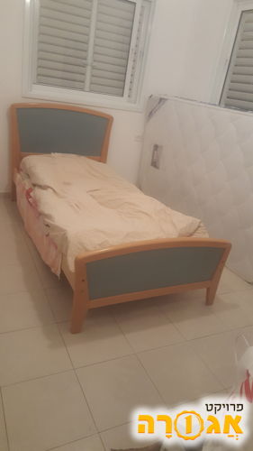 מיטת יחיד(מתאים לילדים) מעץ מלא