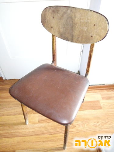 כסא עץ, עם ריפוד דמוי עור