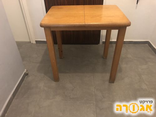 שולחן עץ קטן