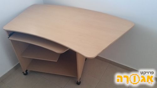 שולחן מחשב מעץ