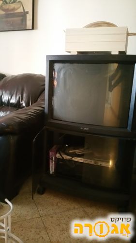 טלויזיה ישנה גדולה עם ארון