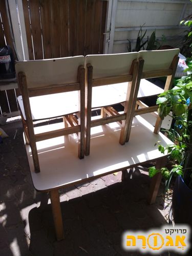 שולחן וחמש כסאות לילדים