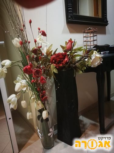 2 אגרטלים עם פרחים מפלסטיק ובד