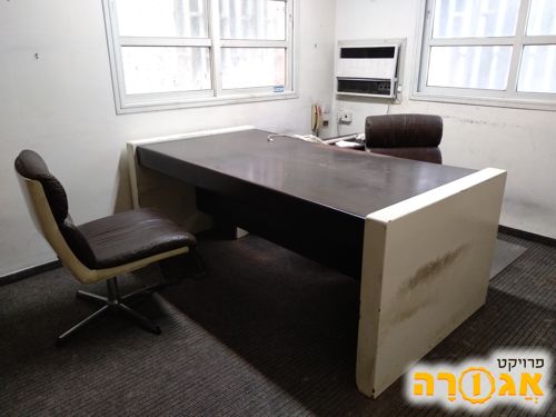 שולחן משרדי גדול ומרשים