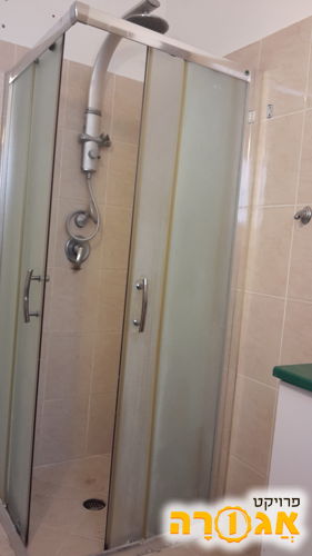 מקלחון עם דלתות והדוש במצב טוב