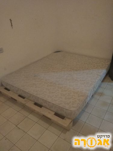 מיטה זוגית + בסיס מאולתר מרפסודות