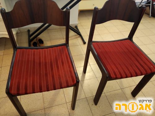 שני כיסאות