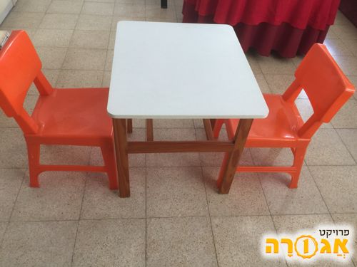 שולחן וכסאות לילדים