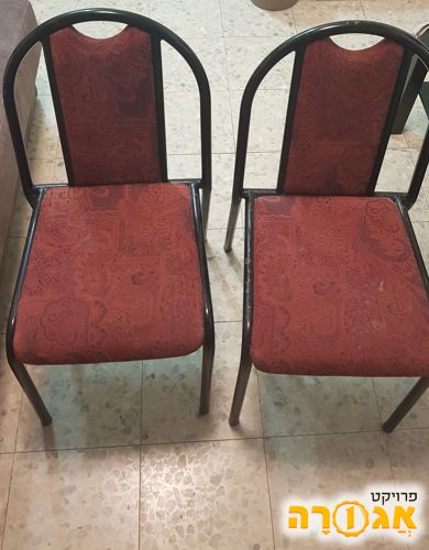 2 כיסאות