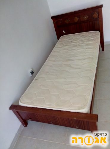 מיטת יחיד מעץ ומזרן