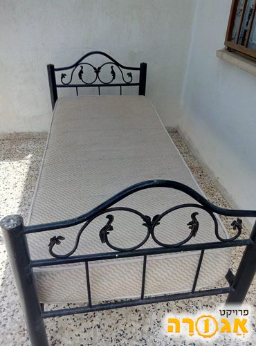 מיטת יחיד מברזל עם מזרן