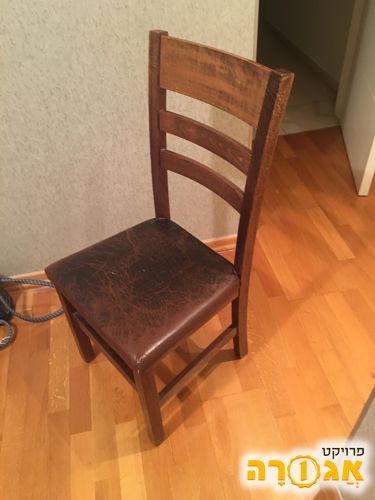 כסא עם מושב מרופד בעור