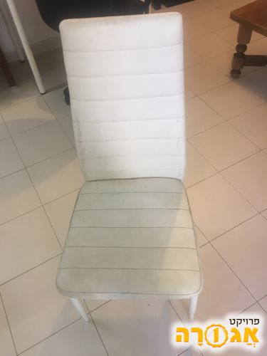 כסאות לבנים