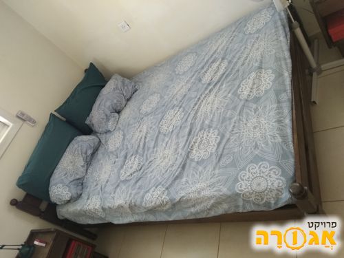 מיטת יחיד ומיטה זוגית ללא מזרון