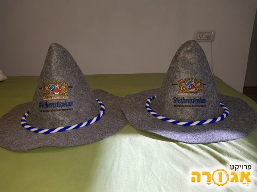שני כובעים