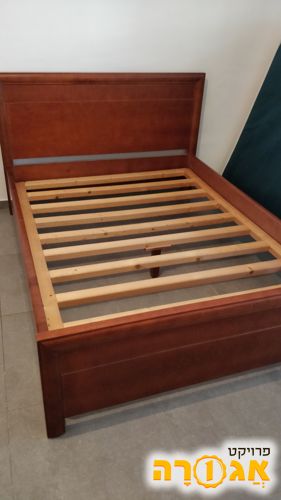 מסגרת למיטה מעץ מלא