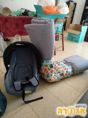כסא תינוק ומשטח הפעלה