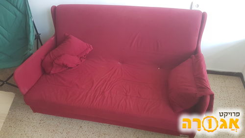 ספה אדומה מבד