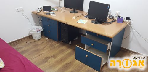 שולחן כתיבה ומחשב ענק