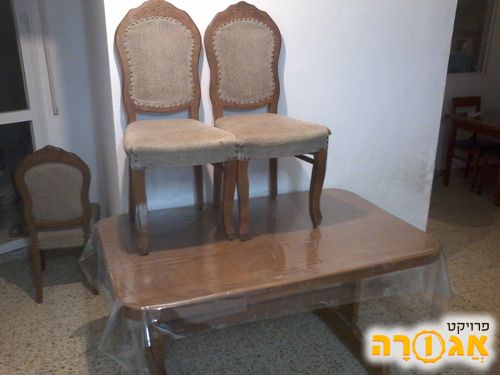 שולחן וכיסאות