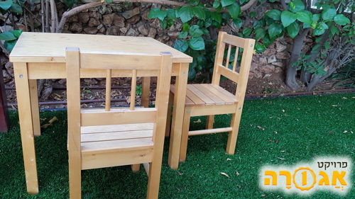 שולחן עץ ושני כיסאות