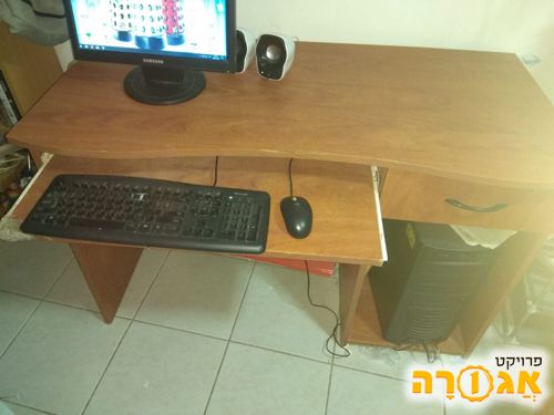 שולחן מחשב עם מגירה