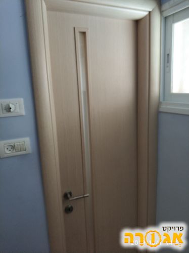 שתי דלתות פנדור אחת לחדר שניה חדר אמבטיה