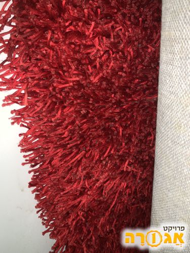 שטיח בצבע אדום