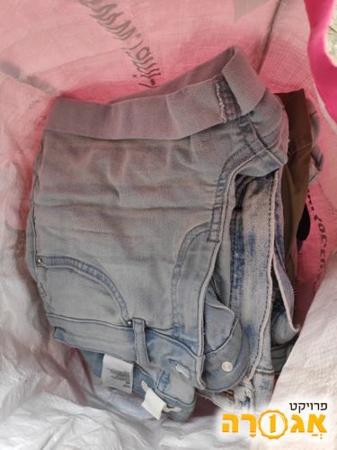 גינסים ומכנסים קצרים לנערות