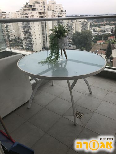 שולחן גדול למרפסת או לפינת אוכל