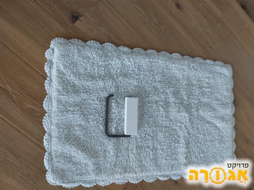 שטיח ומתקן לנייר לחדר רחצה
