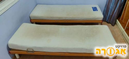 שתי מיטות יחיד עם מזרן לטקס אורתופדי
